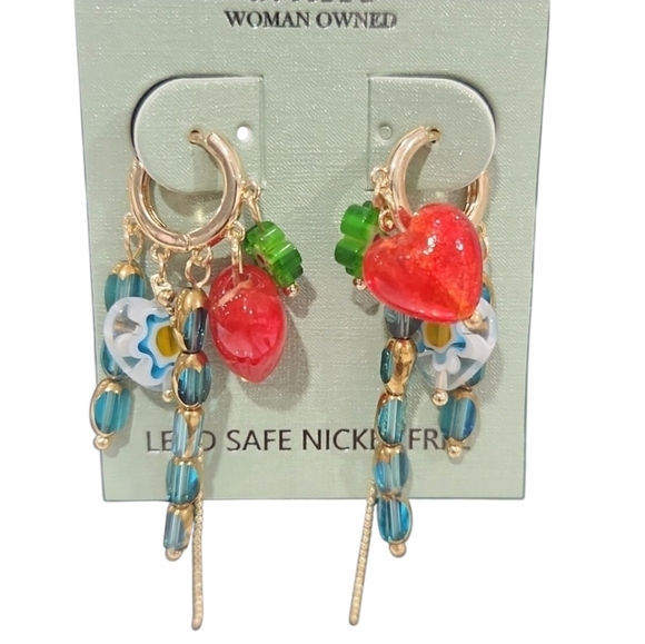 ❤️🔹️ATTERRI🔹️ Beautiful  Charm Heart Huggie Earrings - Picture 4 of 7